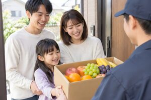 返礼品の箱を受け取る家族