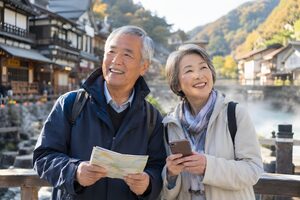温泉街の旅を楽しむシニア夫婦