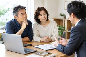 相談室でアドバイスを聞く50代夫婦