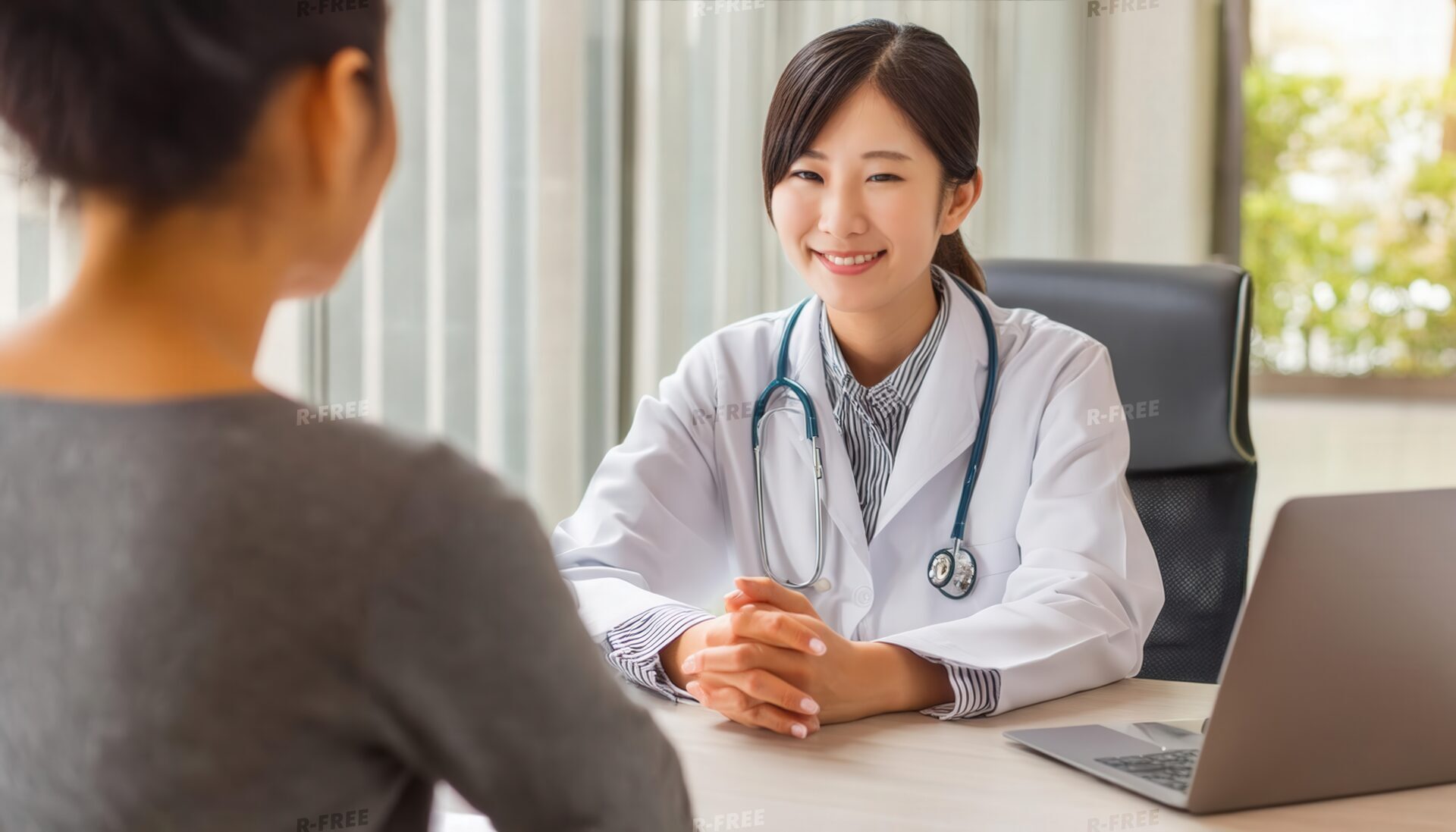 女性医師と患者の対話