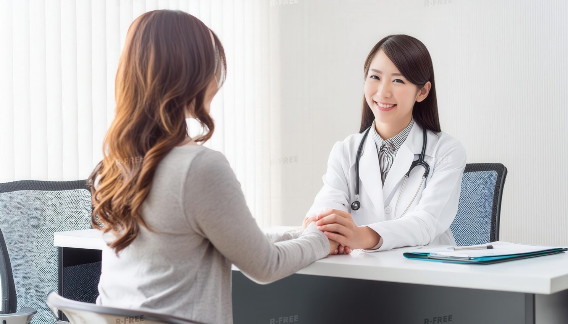 患者の手を取る女性医師