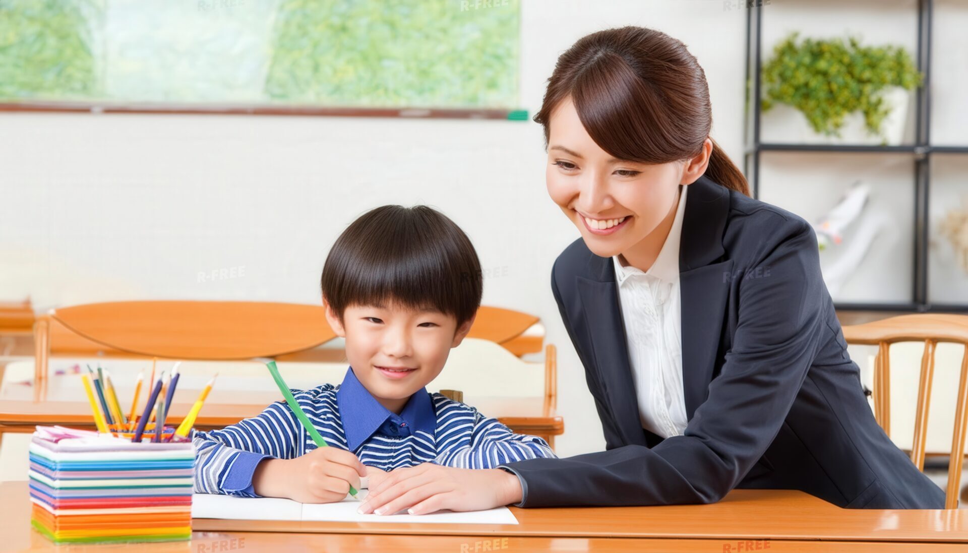子供と笑顔で学びを楽しむ女性教師