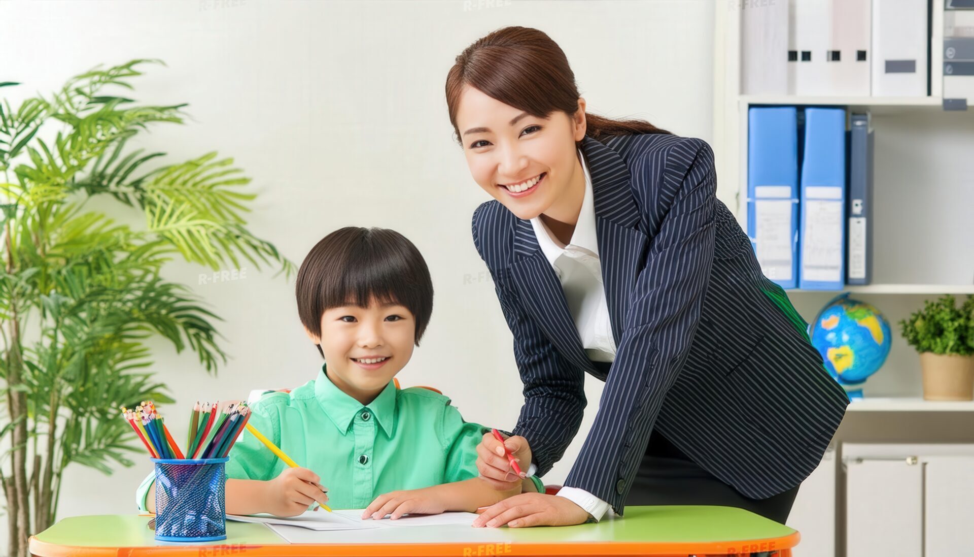 子供を優しく指導する女性先生