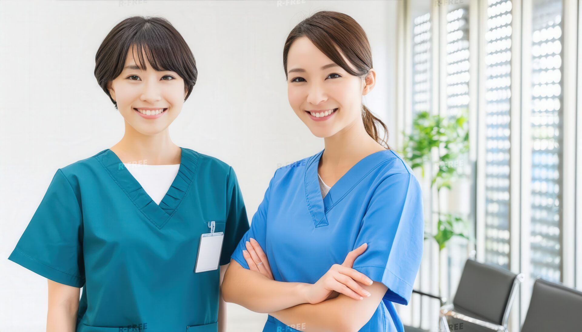 笑顔で並ぶ2人の女性介護士