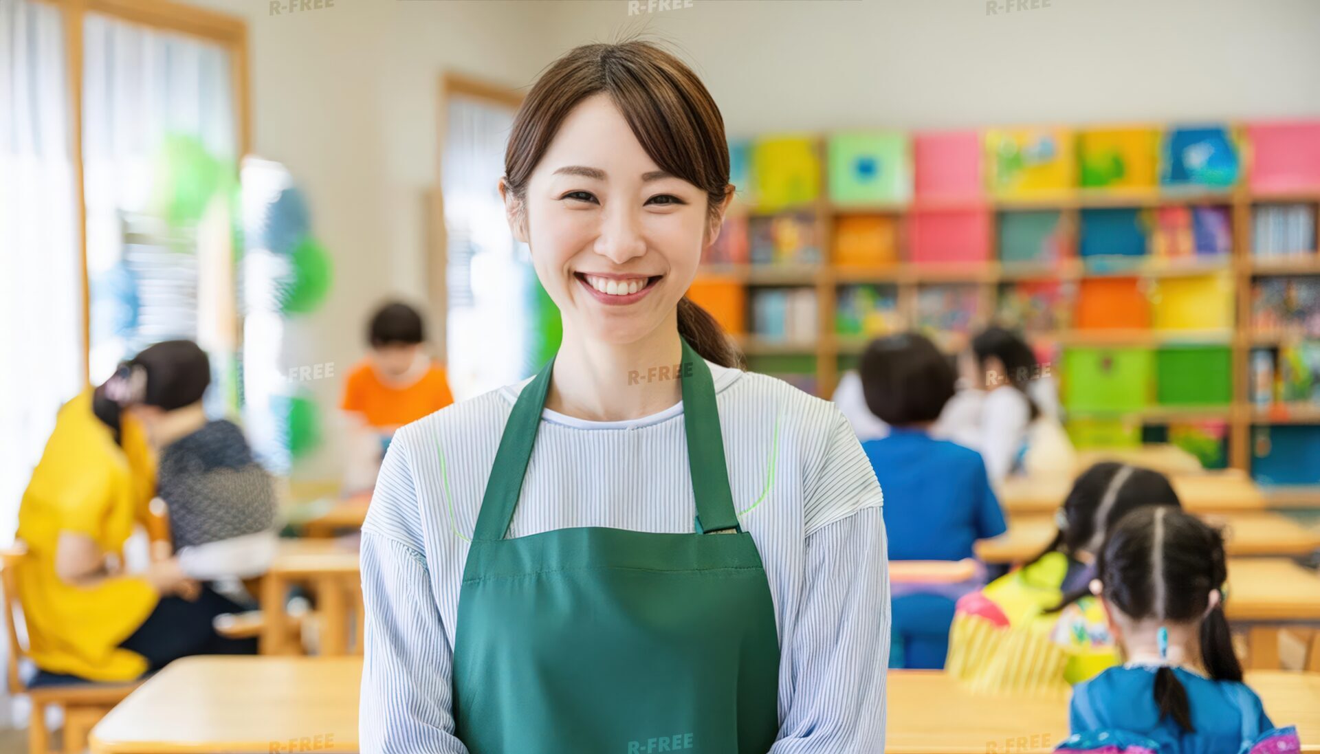 子どもたちと一緒に過ごす笑顔の女性保育士
