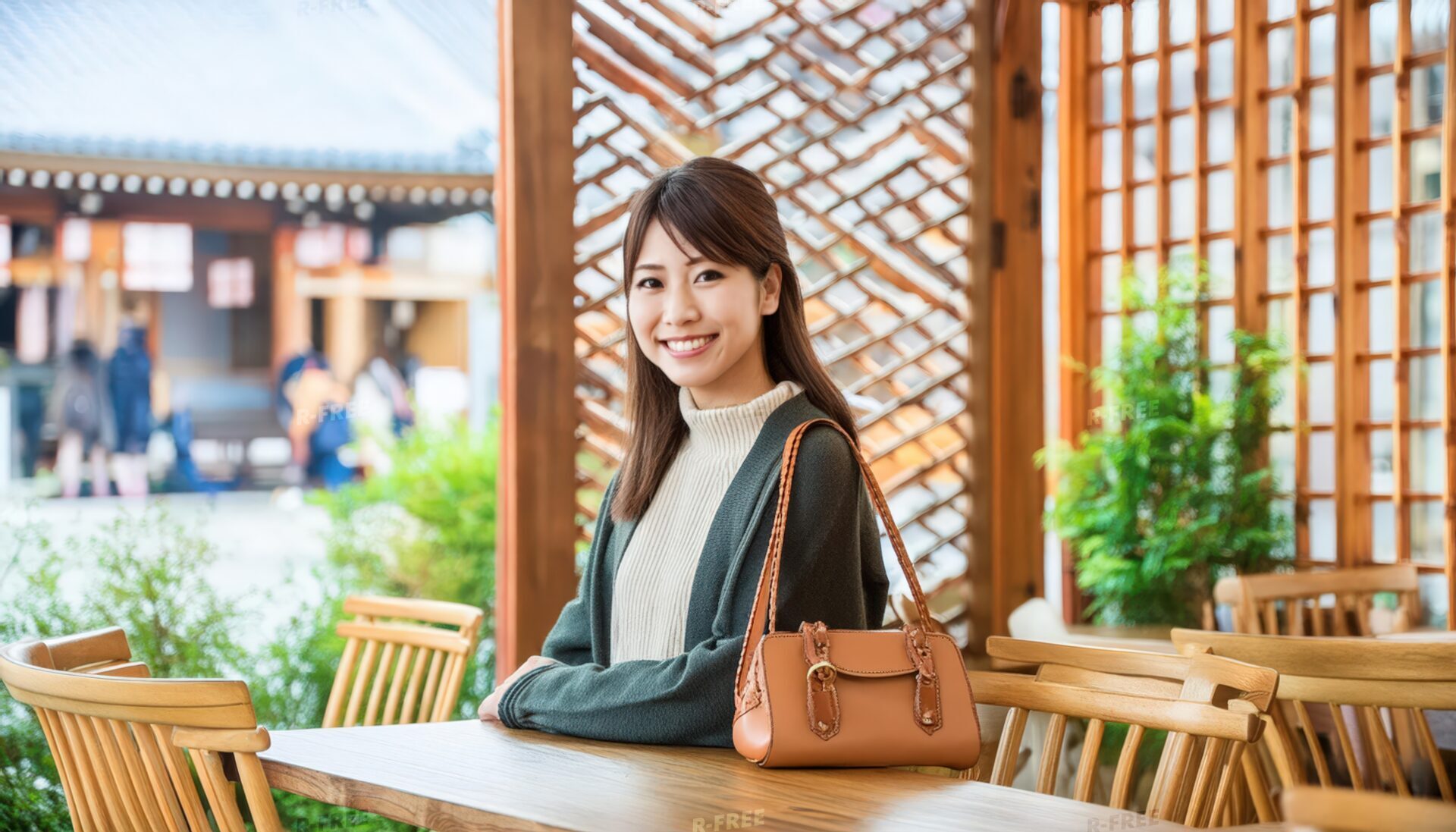 伝統的な木造カフェで笑顔の女性