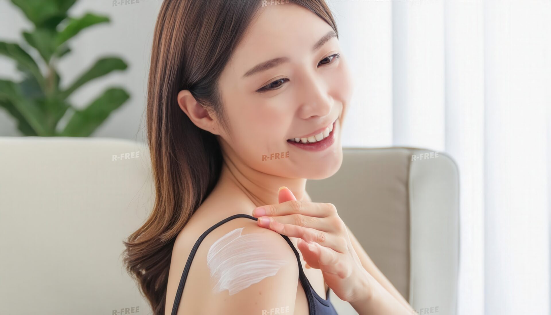 肩にクリームを塗る女性の横顔
