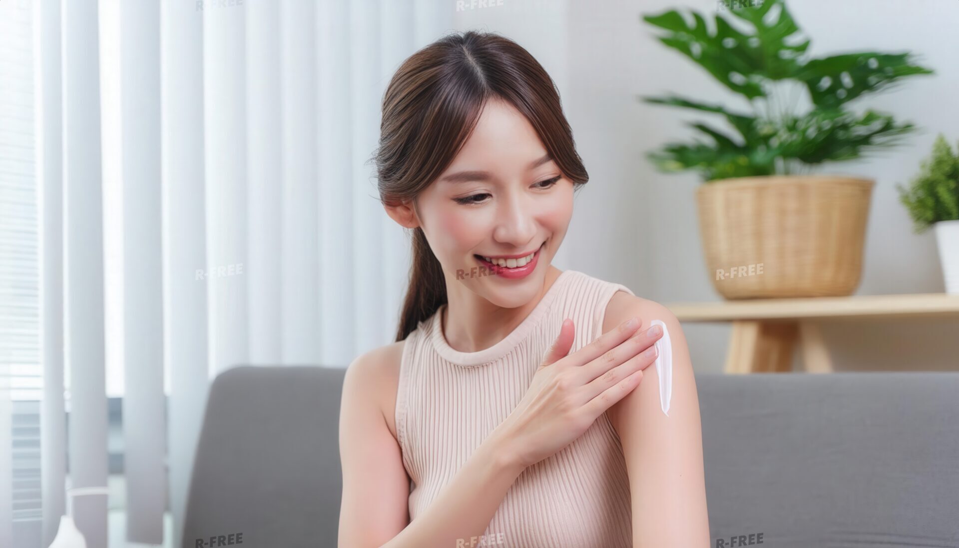 肩にクリームを塗る女性の笑顔