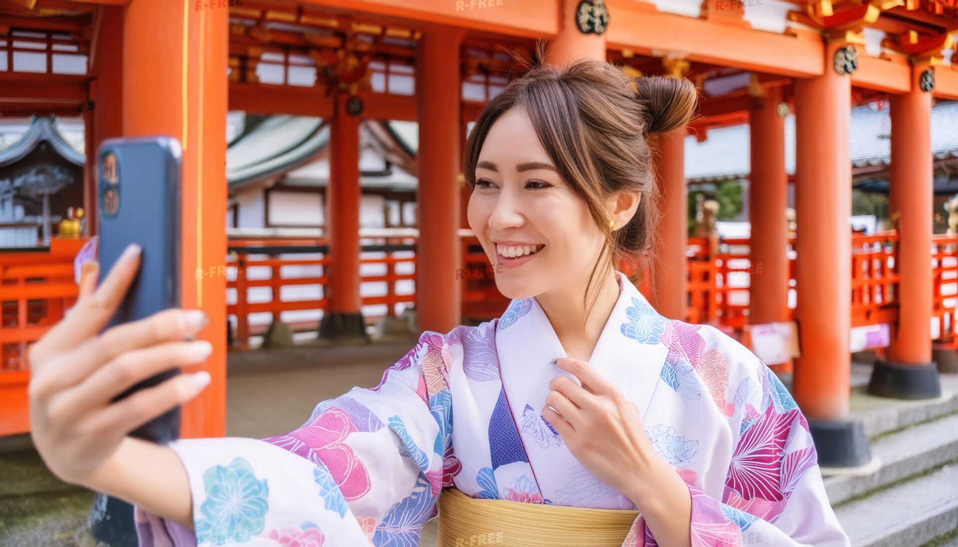 神社で微笑みながら自撮りを楽しむ女性