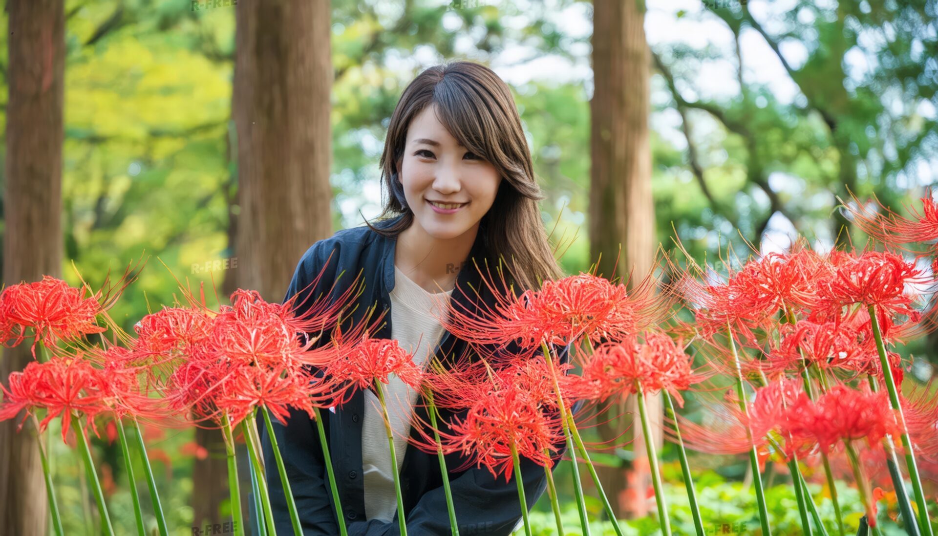 公園で彼岸花と微笑む女性