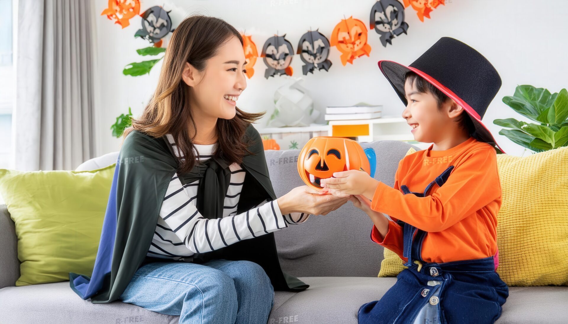 カボチャバケツを持って遊ぶ親子のハロウィン