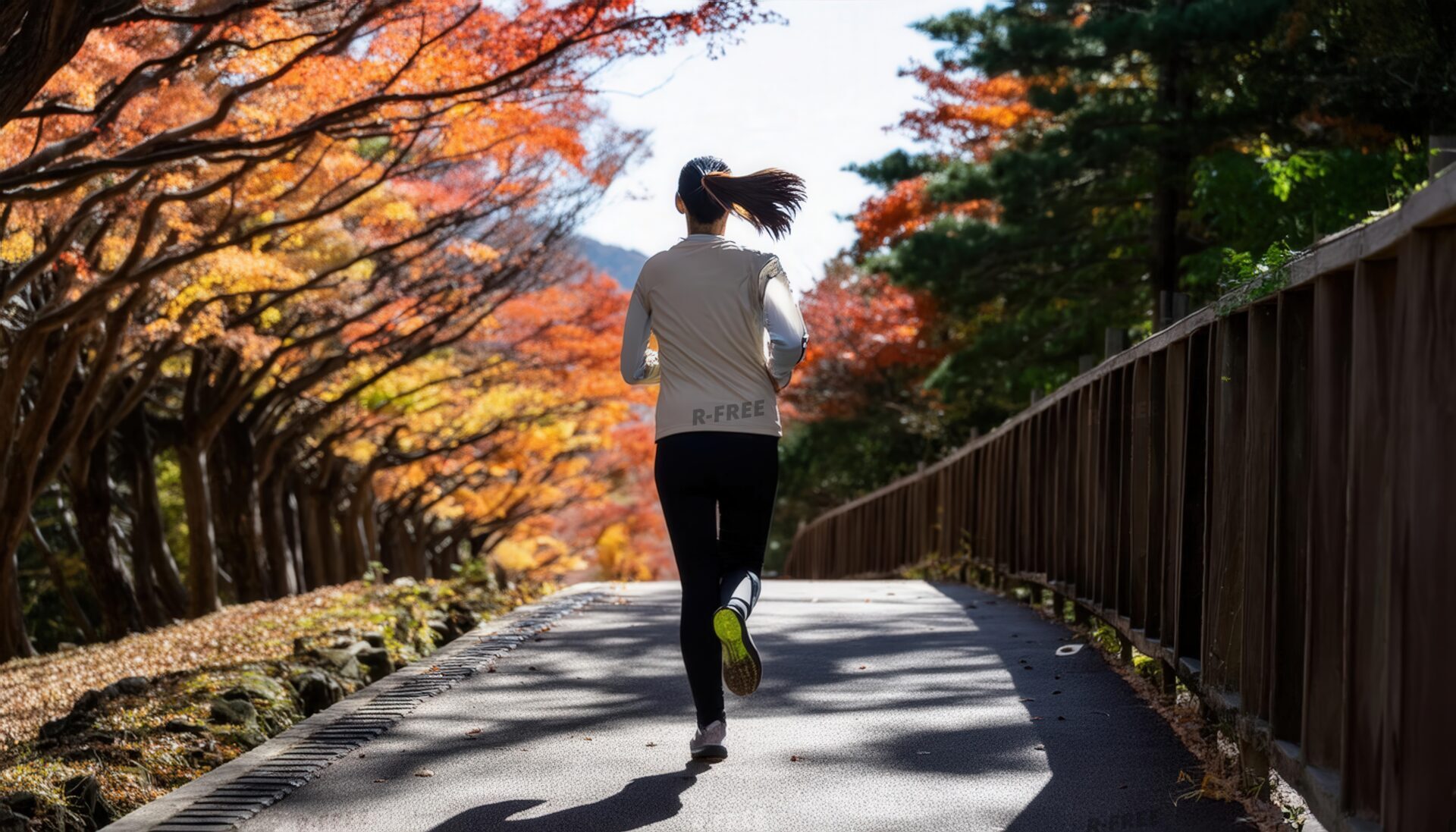 紅葉のトンネルの中を走る女性