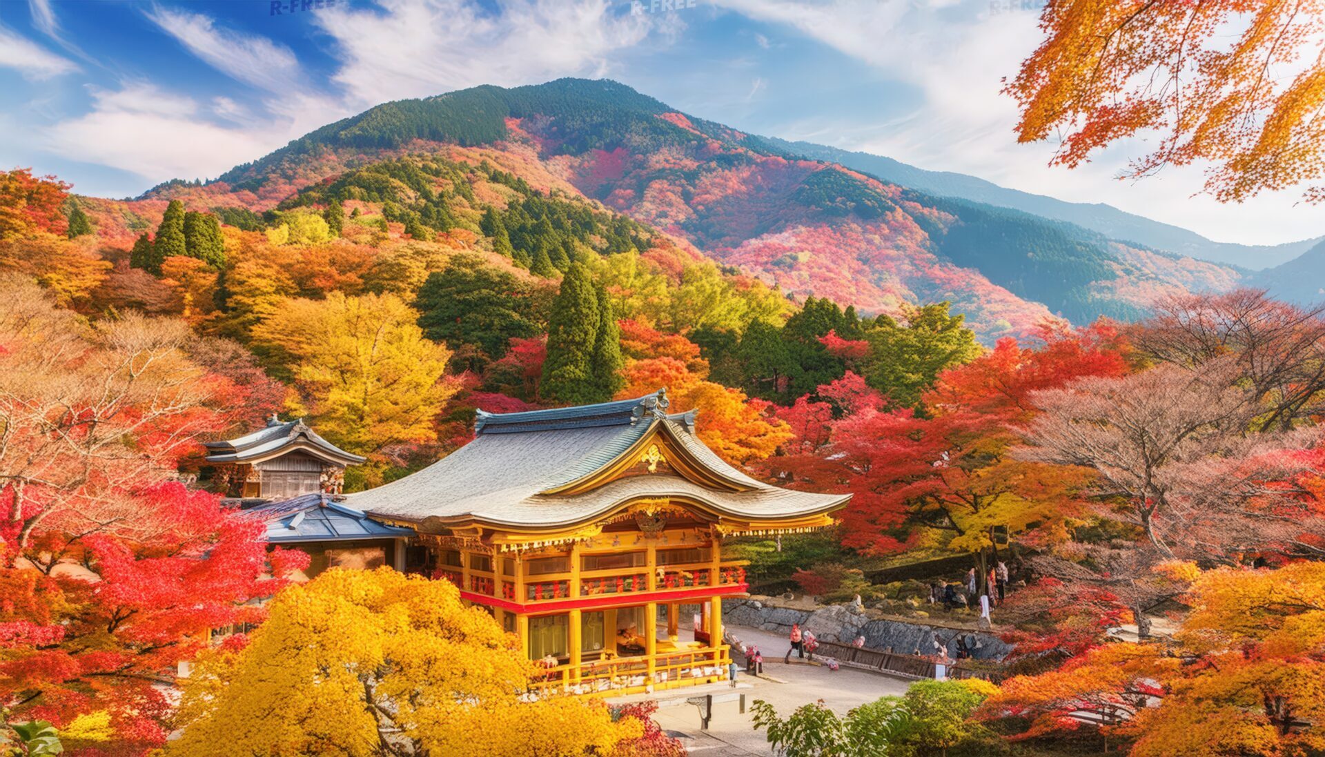 紅葉に彩られた寺院と山々