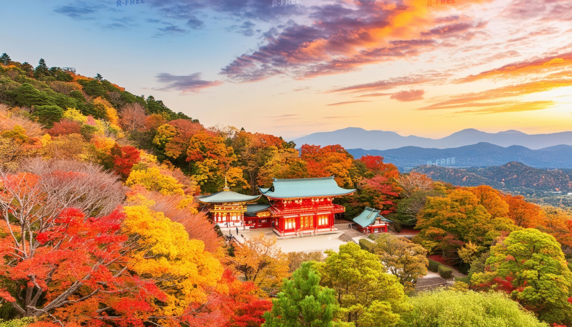 秋の紅葉に包まれた日本の伝統的な寺院