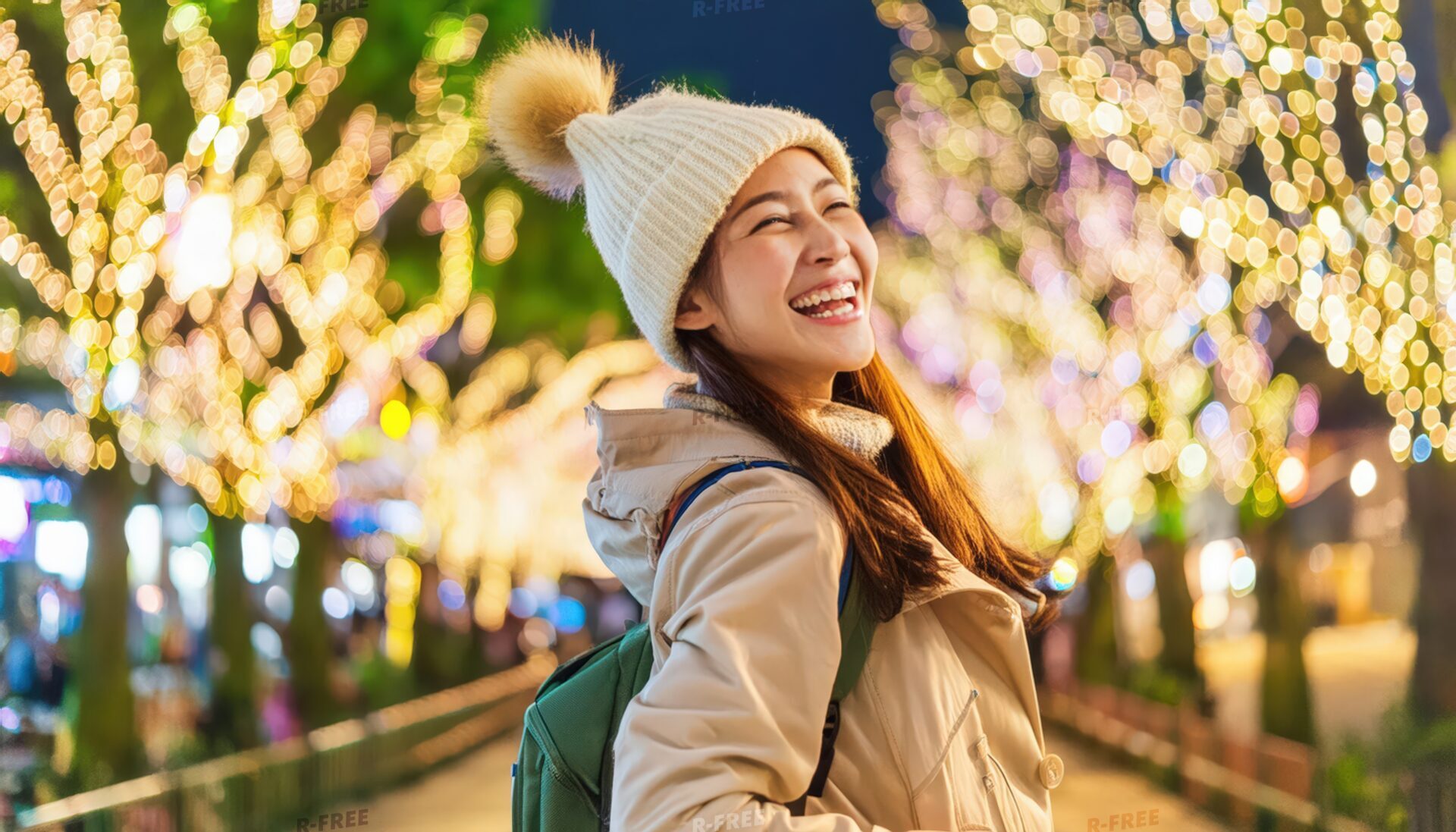 冬のイルミネーションを楽しむ女性