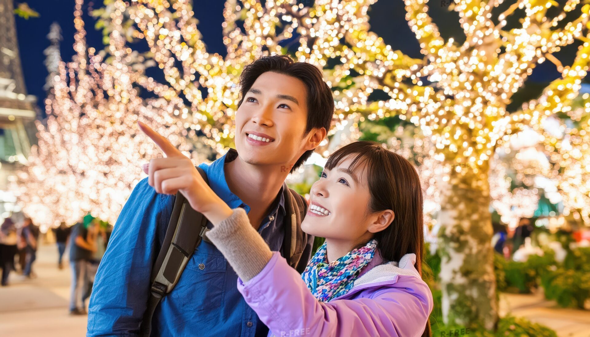 冬のイルミネーションを楽しむカップル
