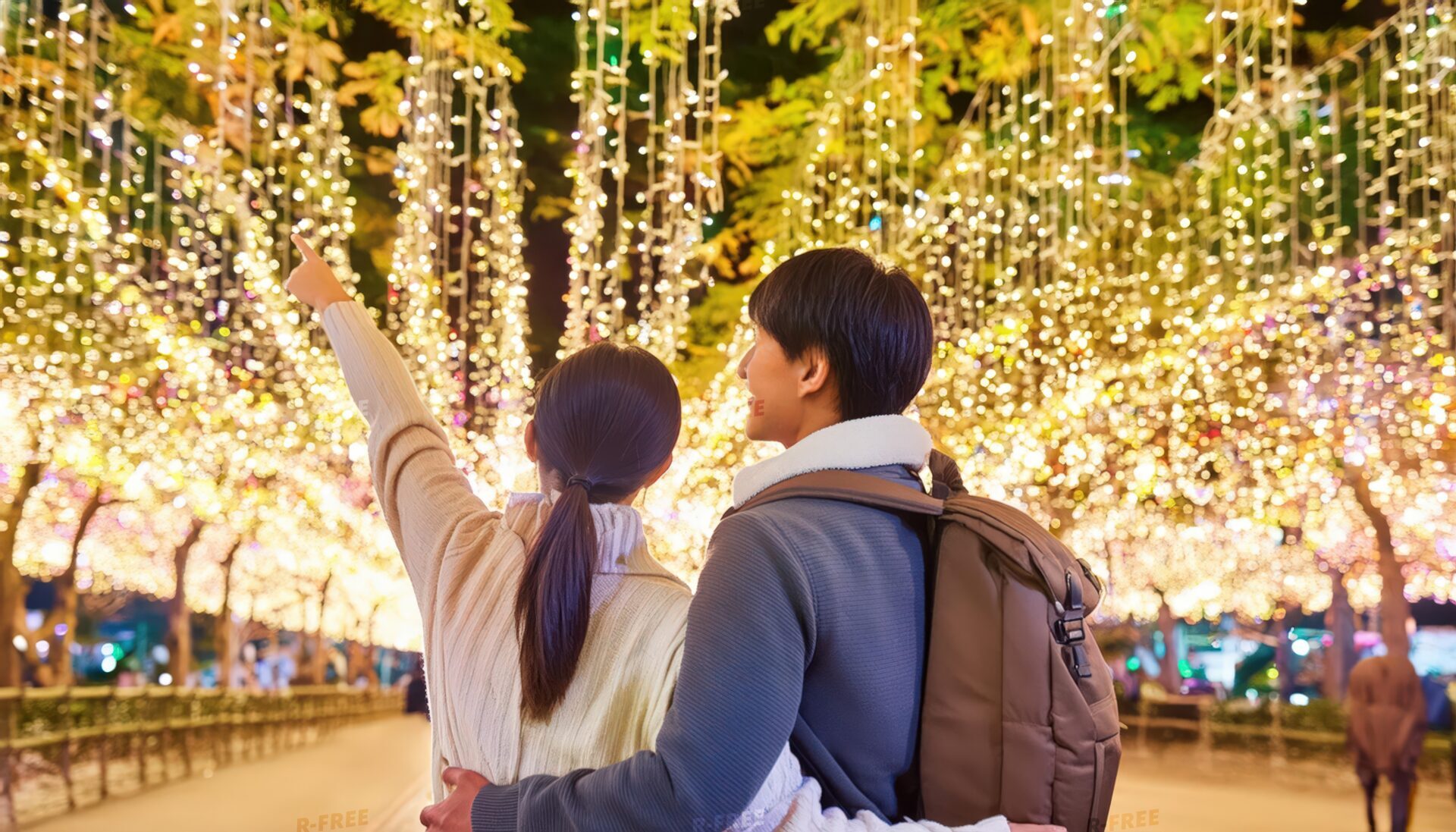 光のトンネルを歩くカップル