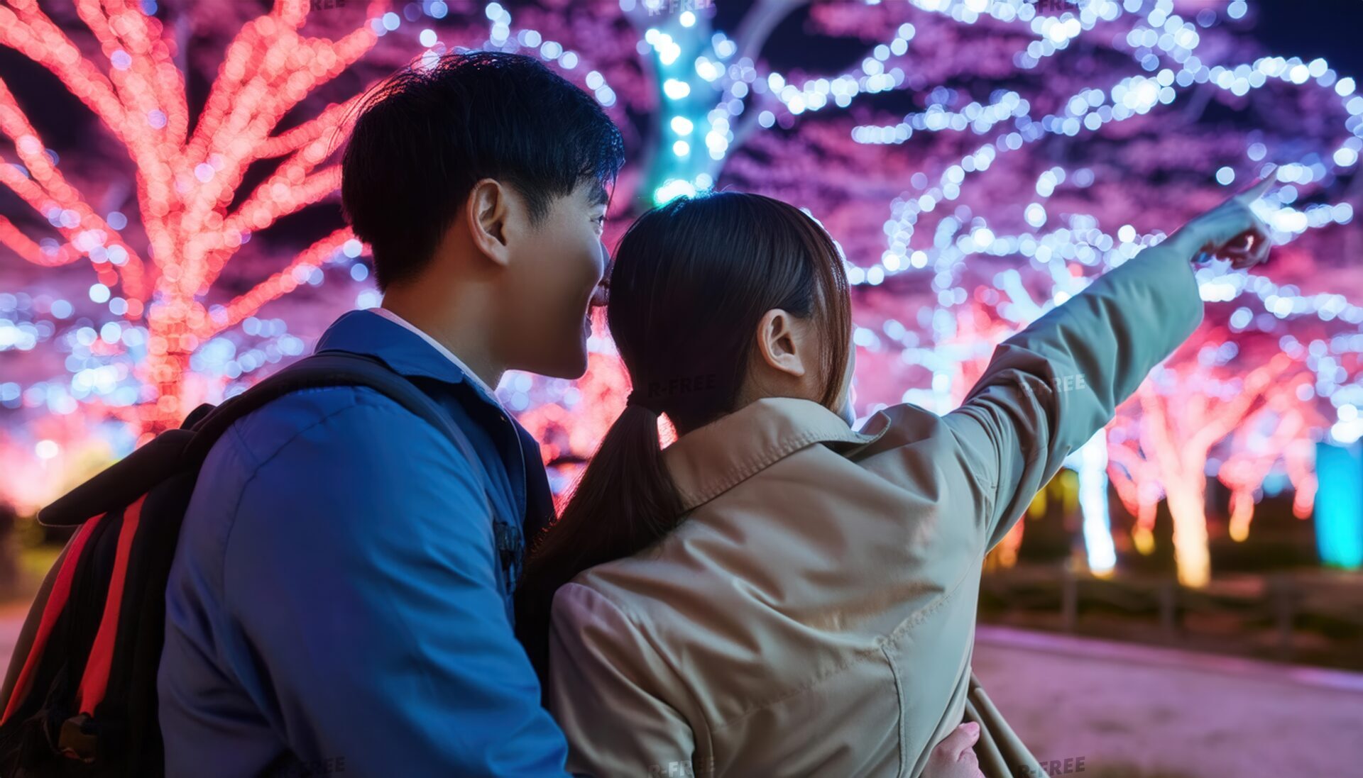 夜桜のイルミネーションを楽しむカップル