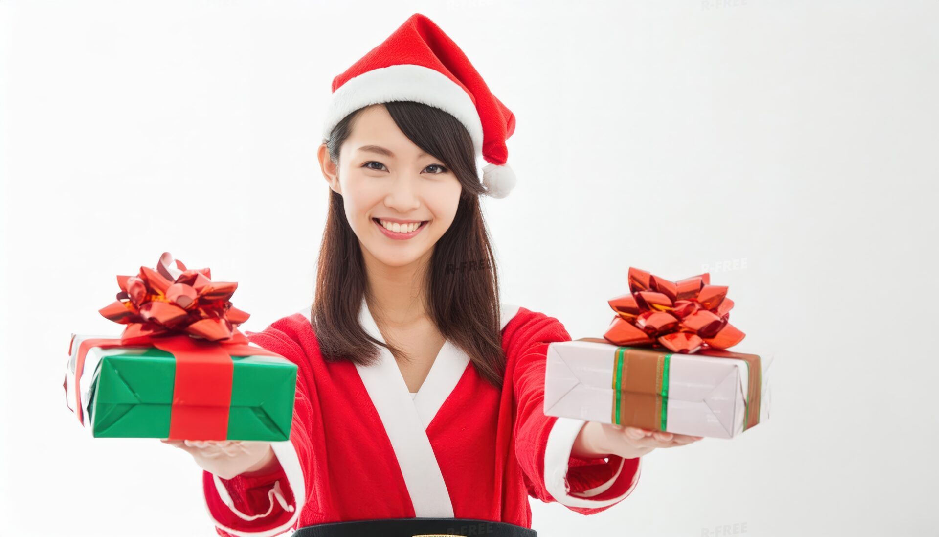 サンタクロース衣装でプレゼントを持つ女性