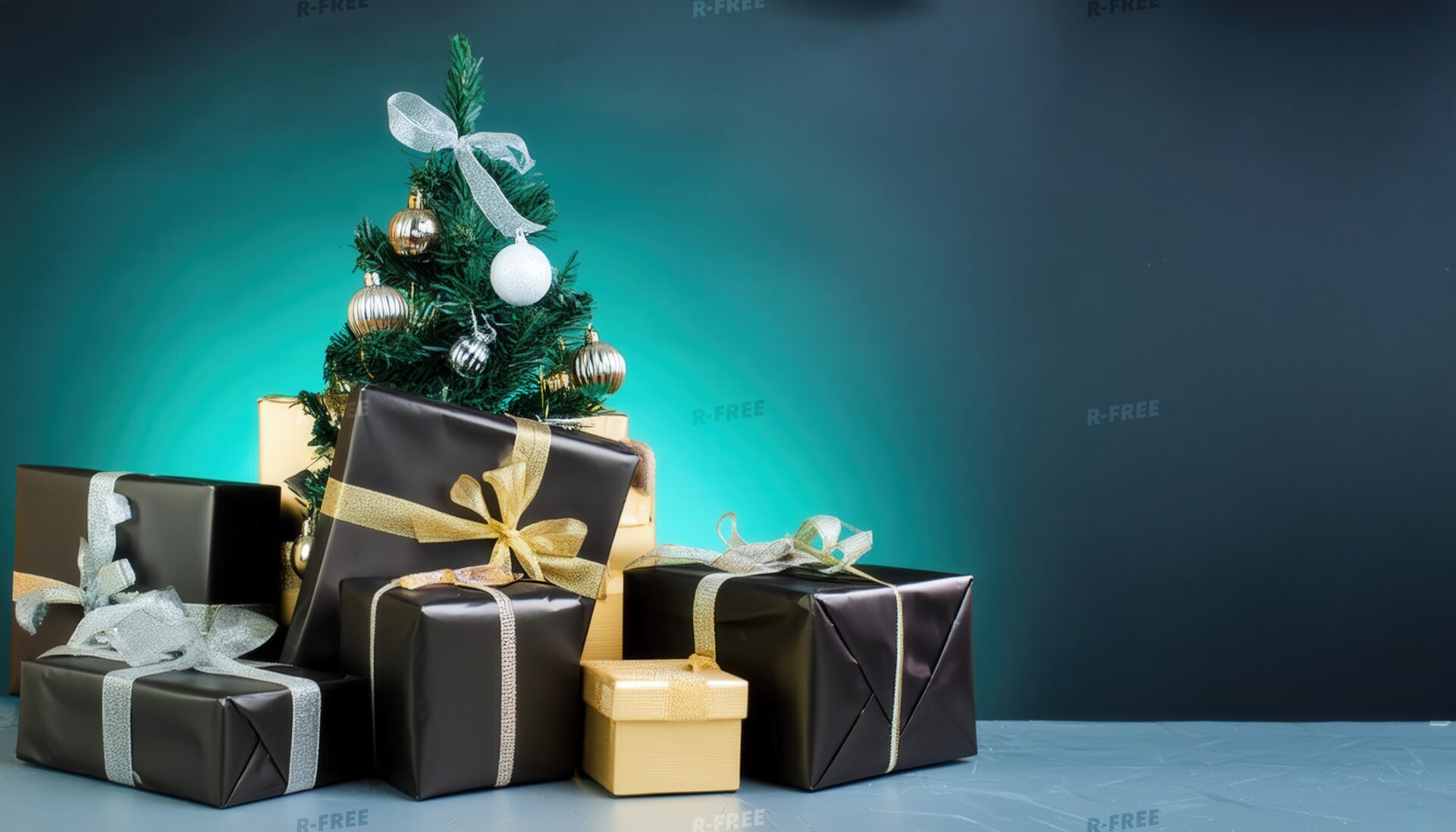 ミニクリスマスツリーと黒いプレゼントボックス