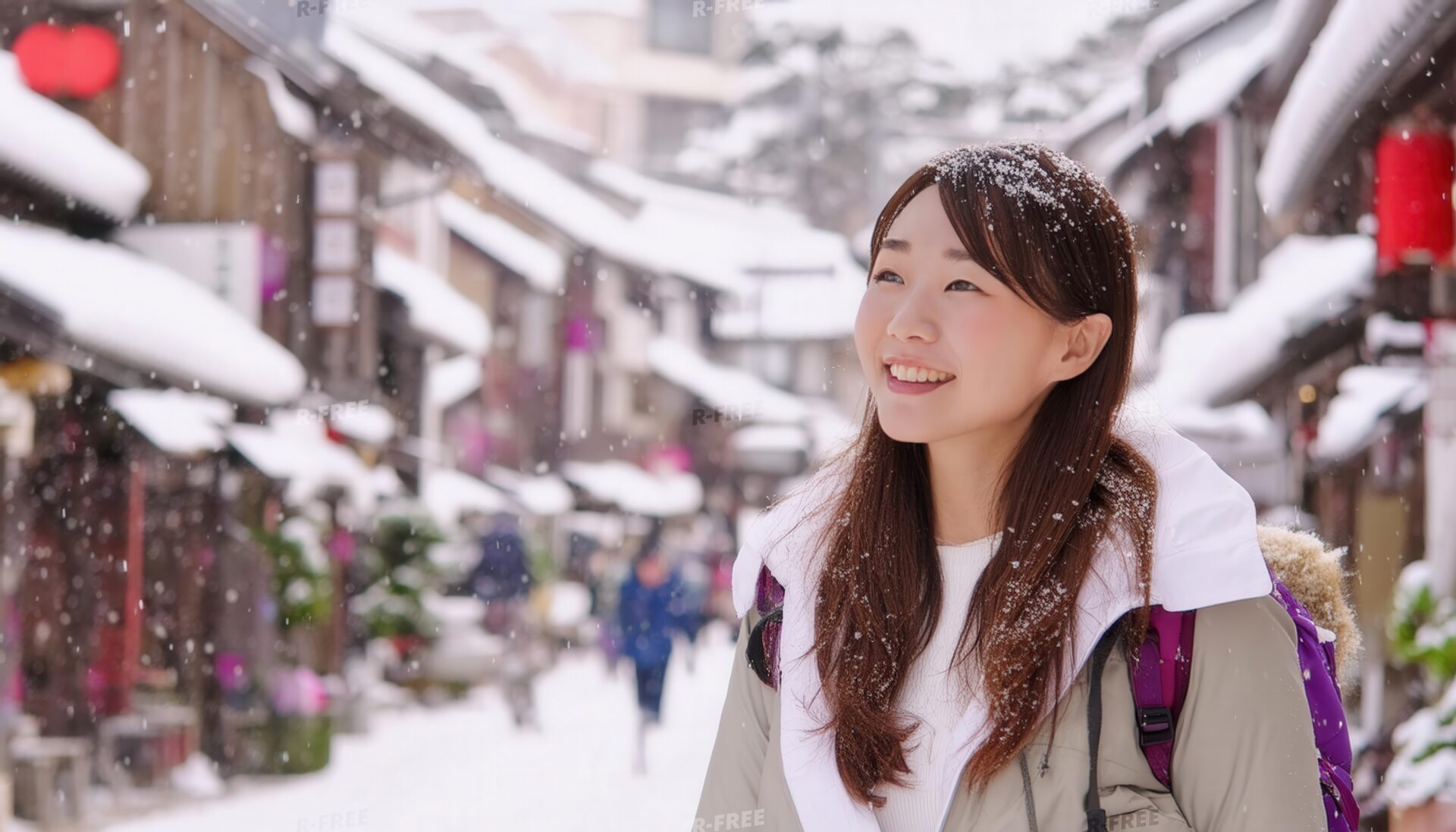 雪景色の日本の街並みで笑顔の女性
