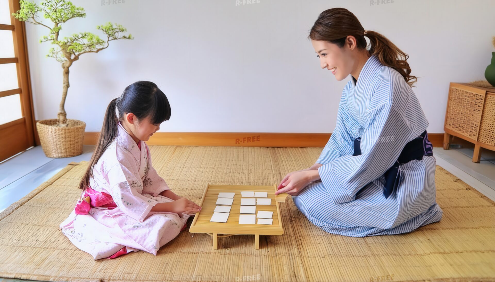 畳の部屋でカルタを楽しむ親子