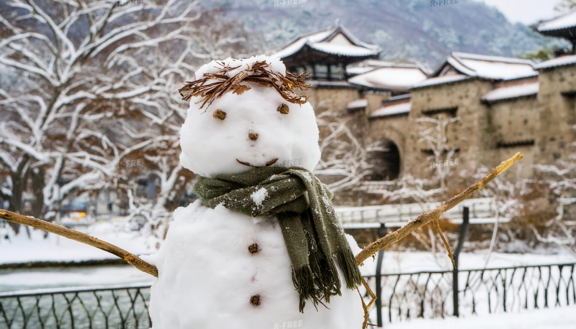 和風建築を背景にした雪だるま