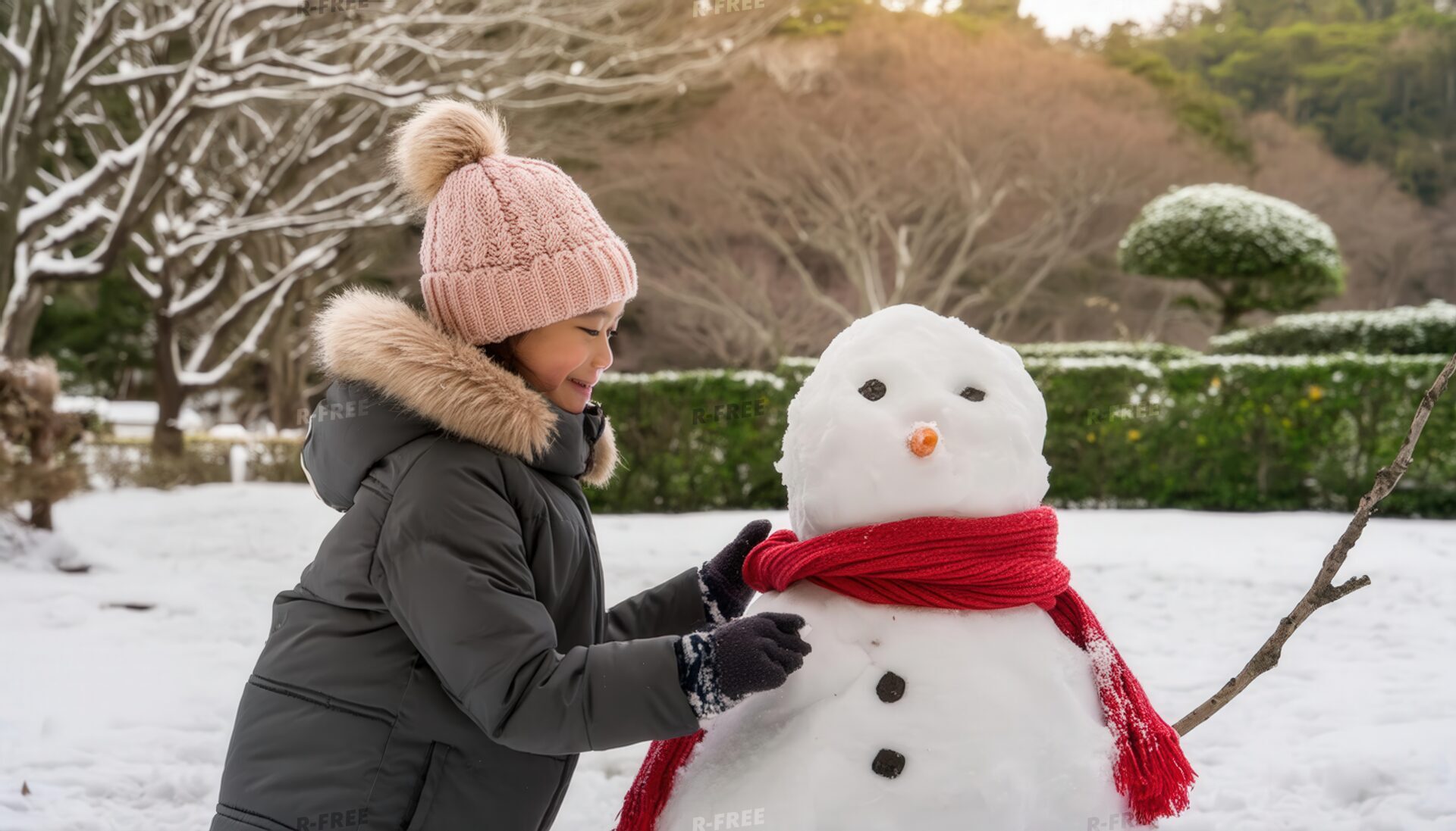 雪だるまと楽しむ少女