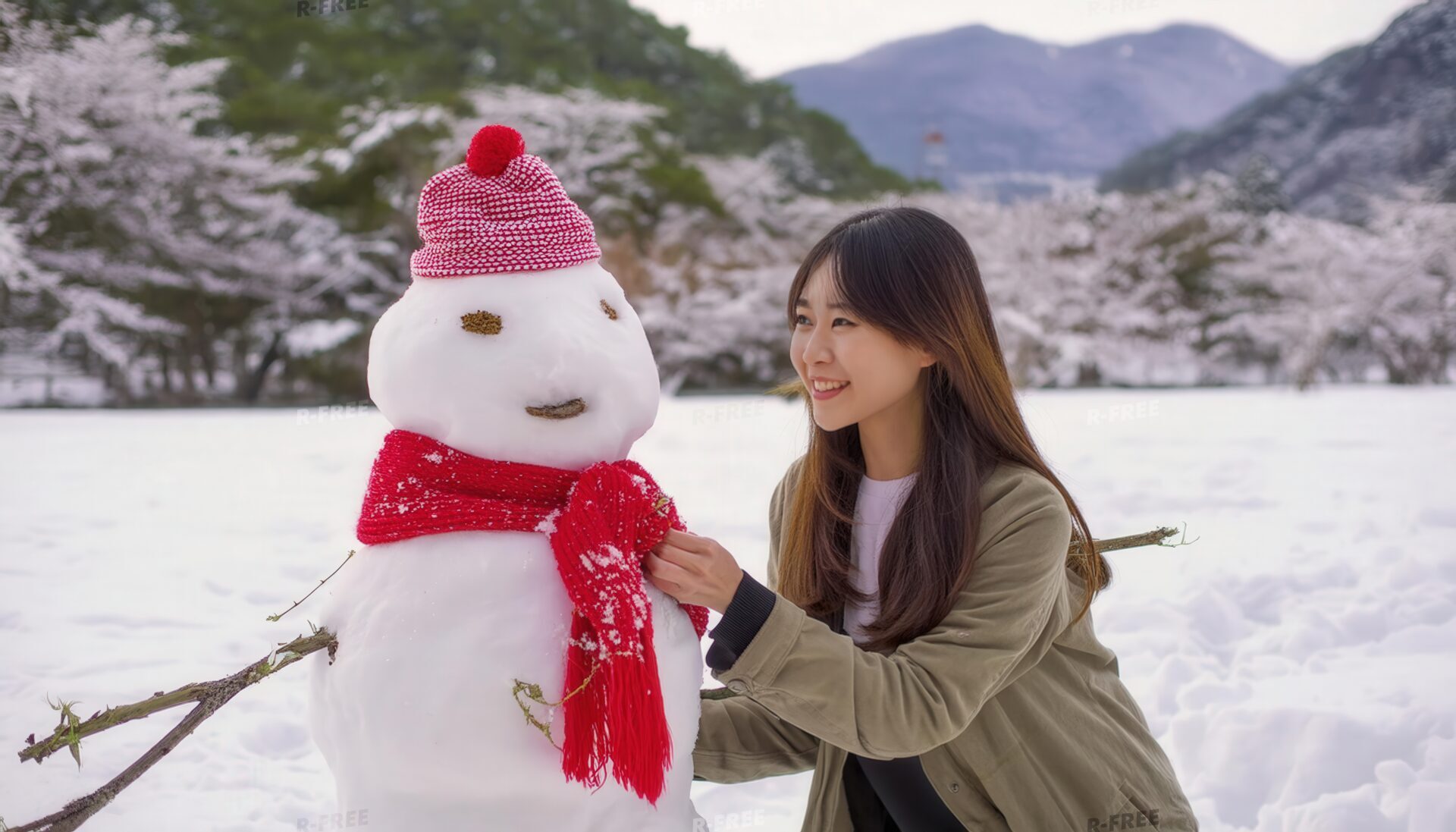 雪だるまと微笑む若い女性