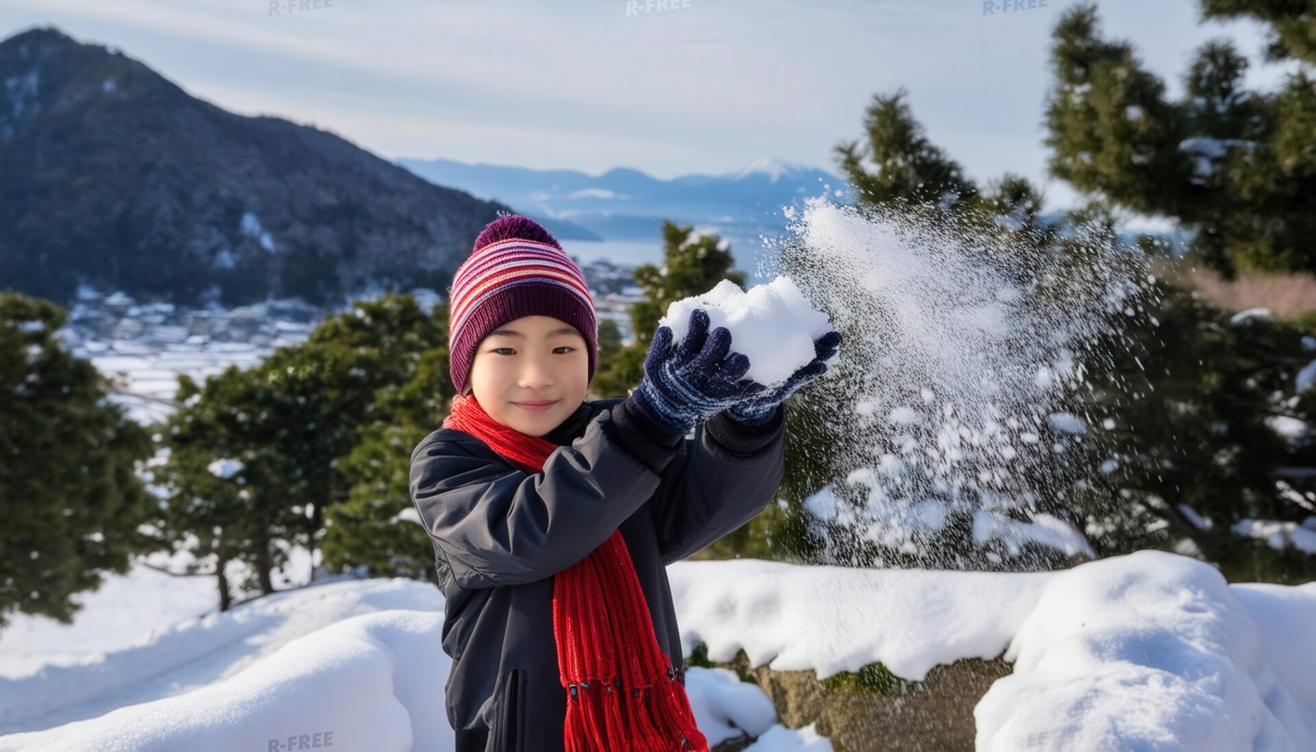 雪遊びを楽しむ男の子