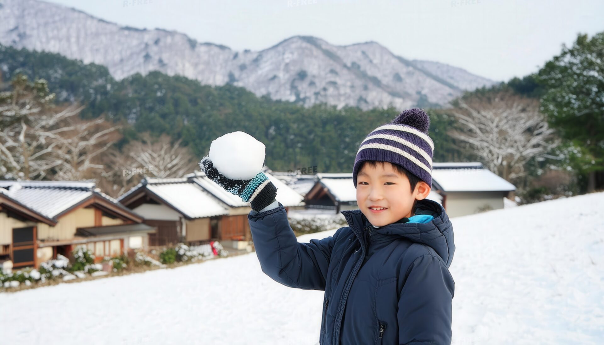 雪玉を持つ男の子