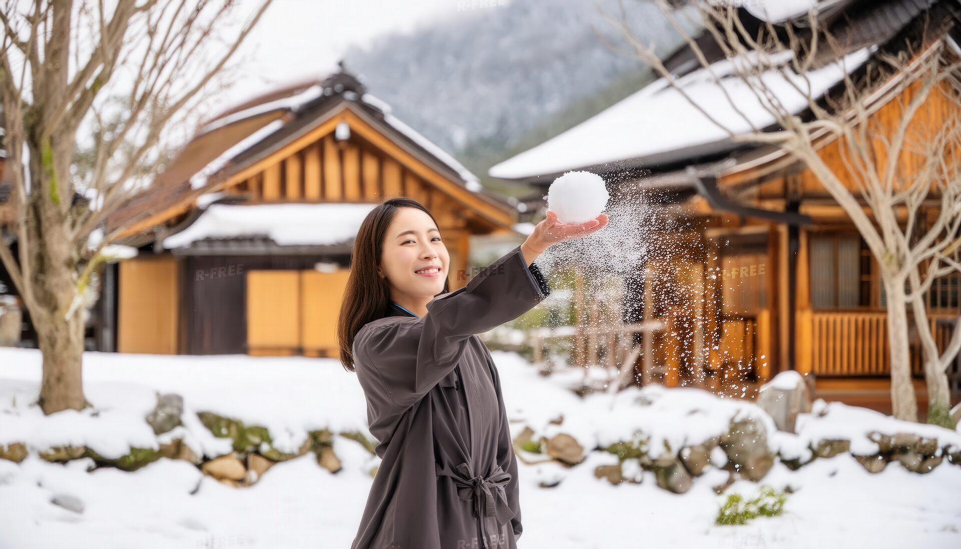 雪玉を投げる女性の笑顔