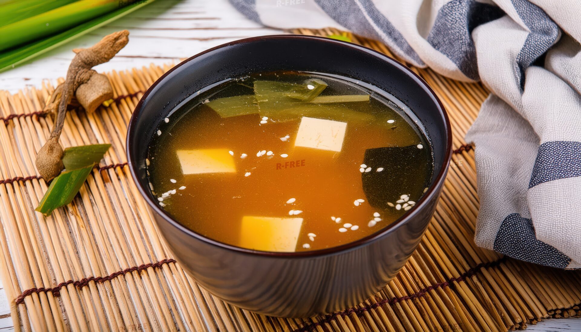 味噌汁の具材が見える美しい盛り付け