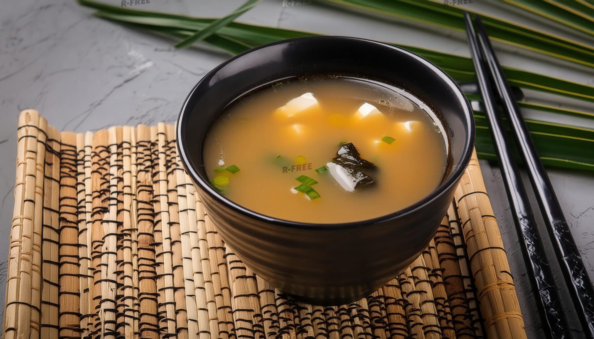 盛り付けられた伝統的な味噌汁