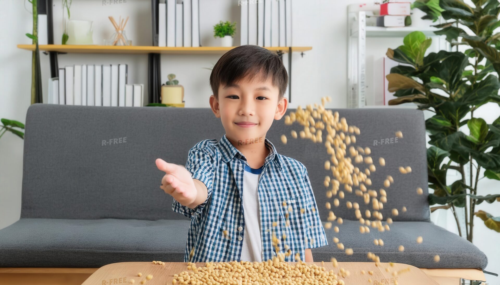 節分の豆を撒く男の子