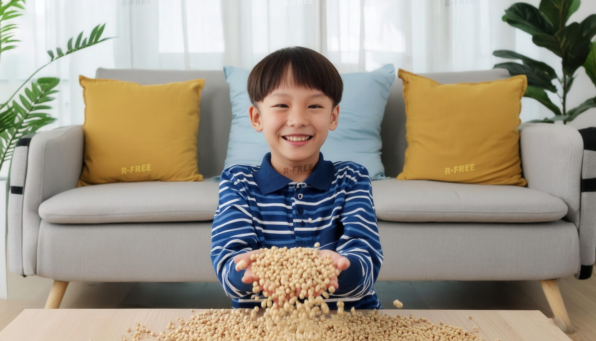 節分の豆を手に持つ男の子