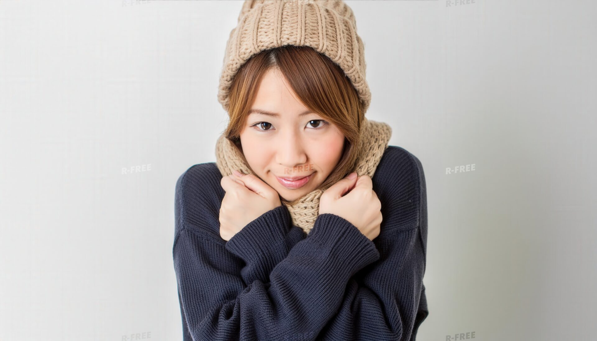 冬の室内で暖かく服を着た女性