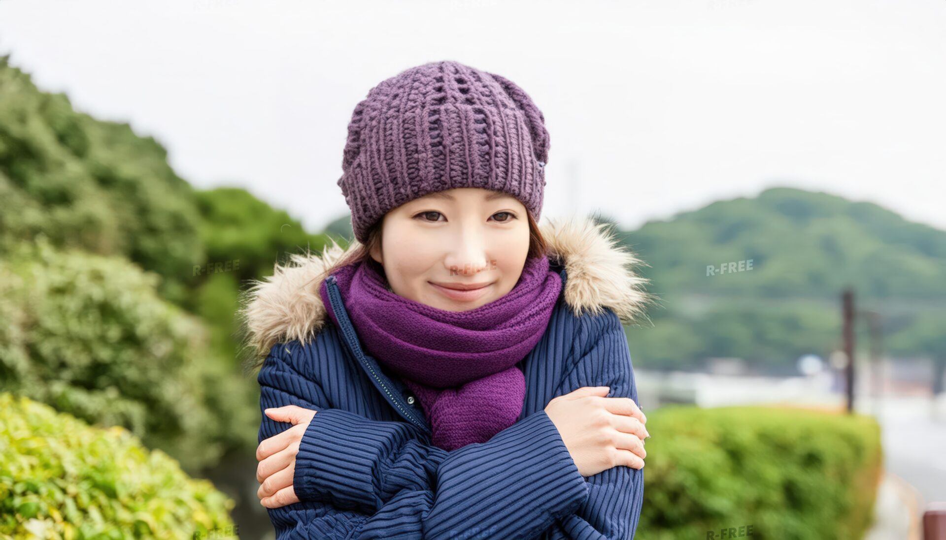 屋外で防寒具を身に着けた女性