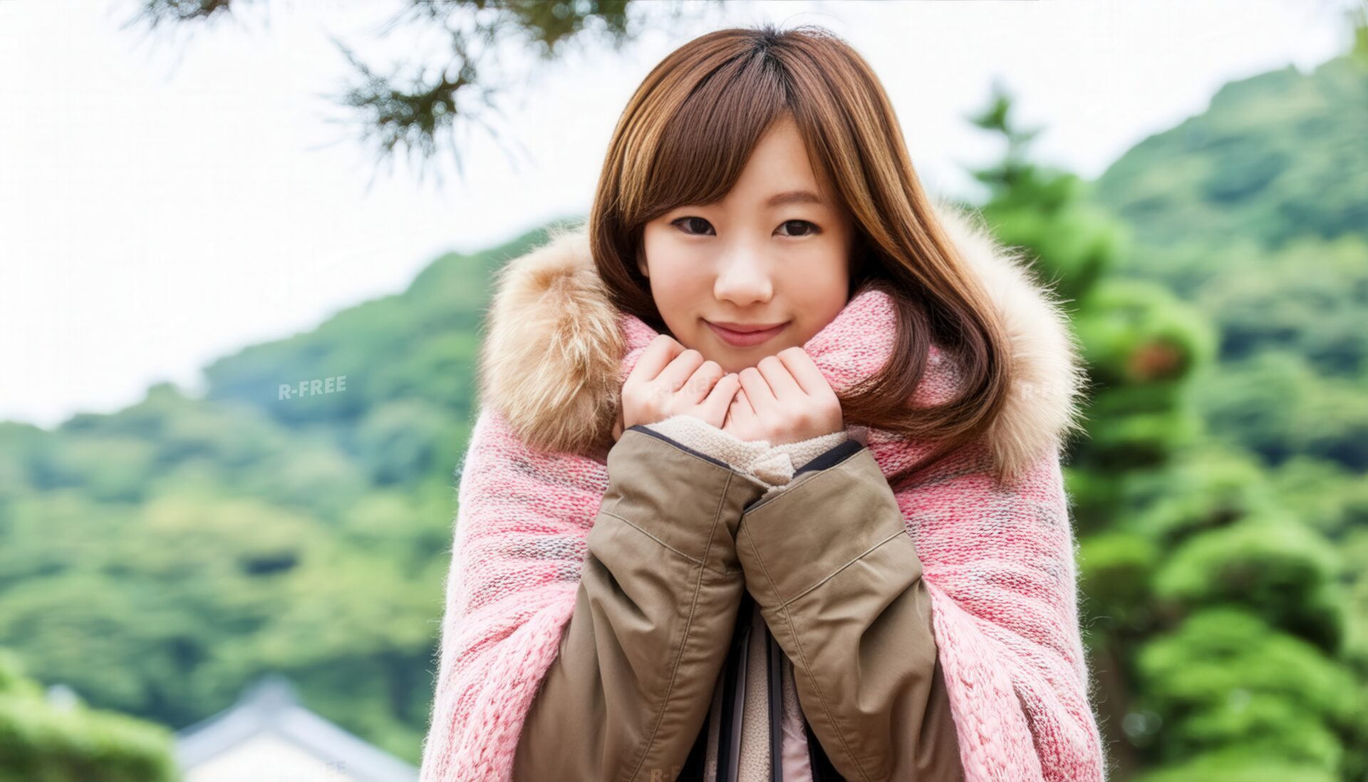 冬の屋外で暖かい服装の女性