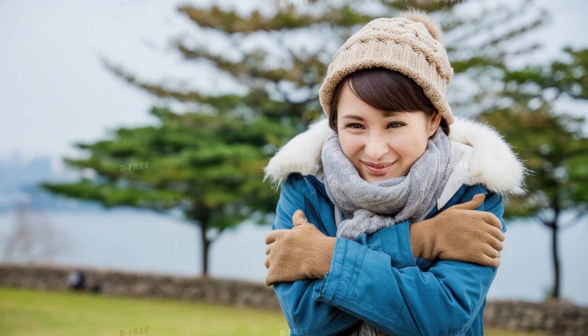冬の寒さをしのぐ女性
