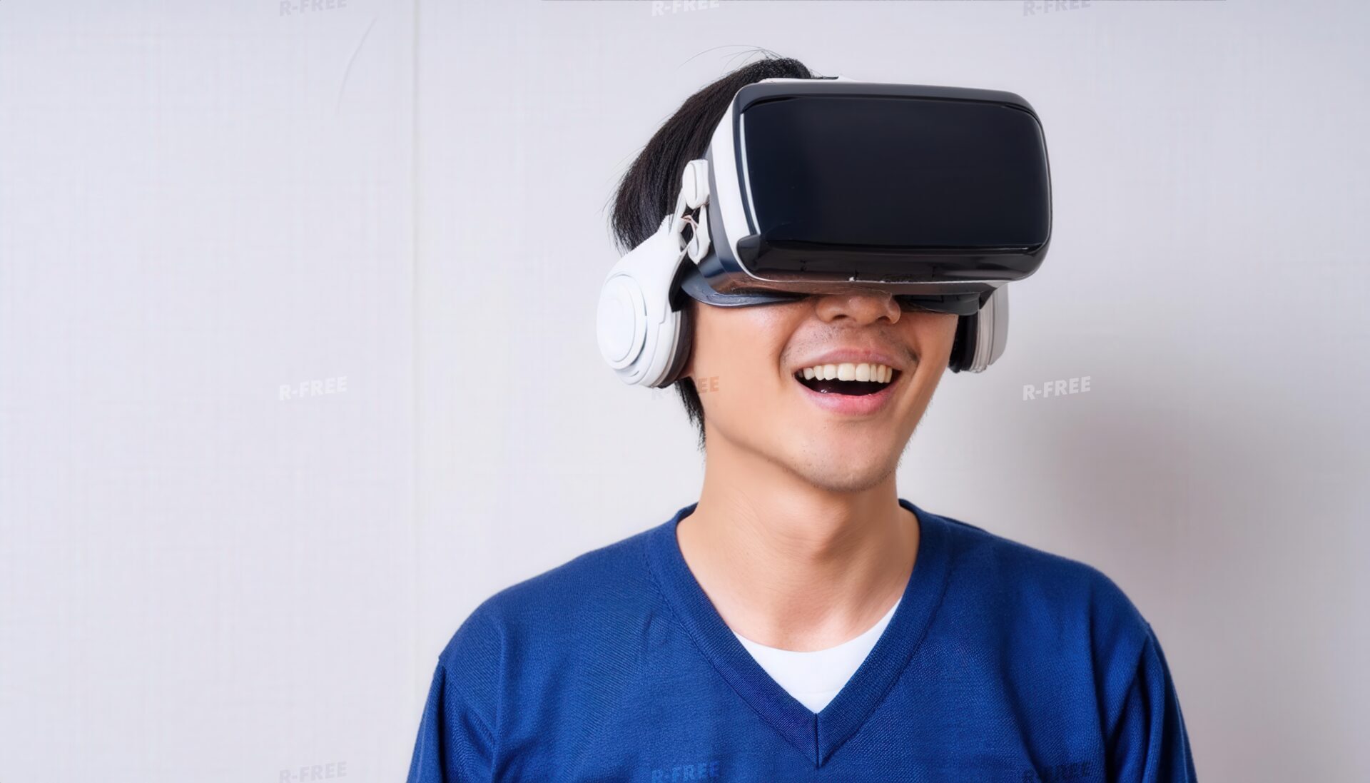 VRゴーグルを装着した男性（青い服）