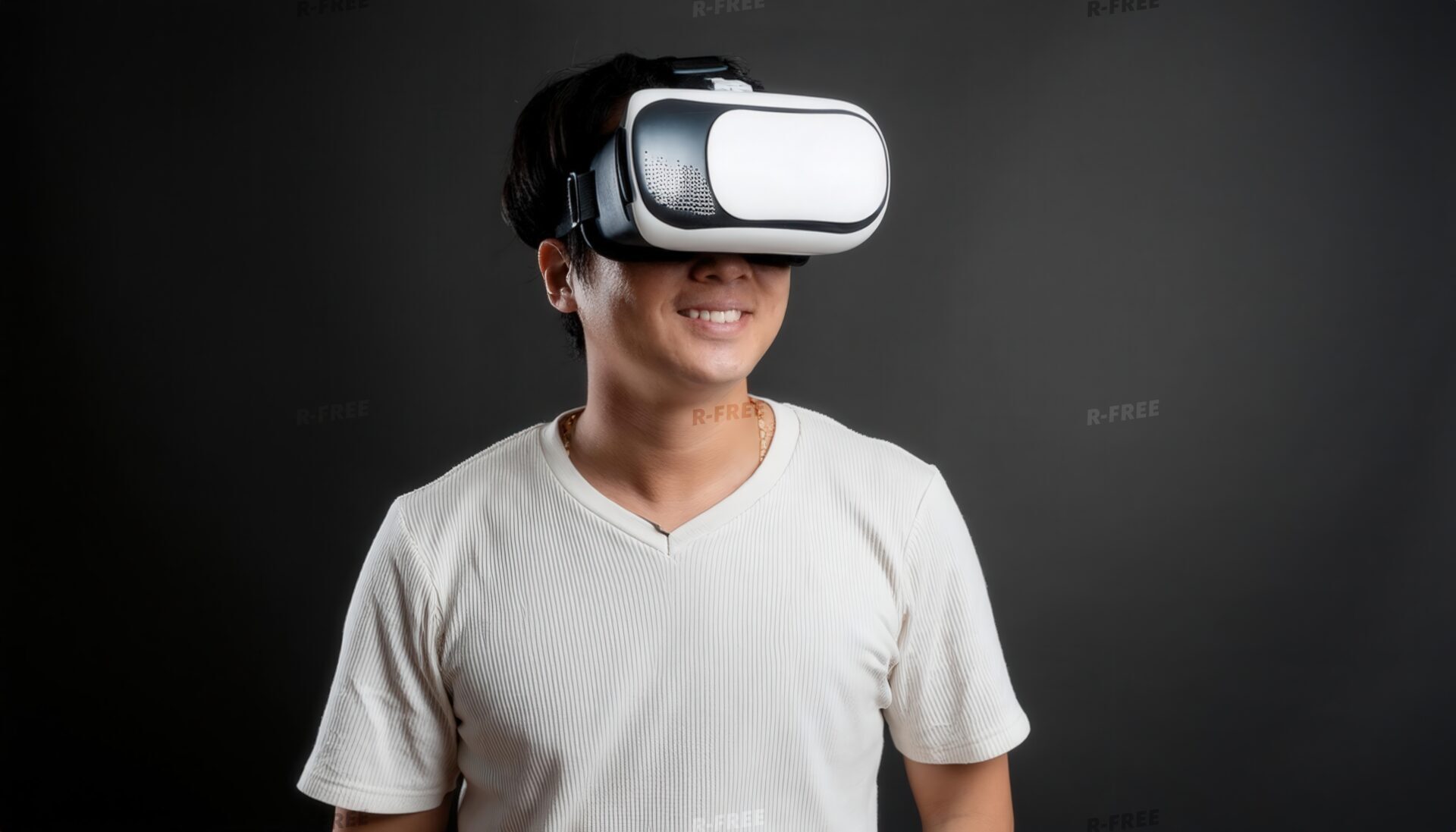 VRゴーグルを装着した男性（白いTシャツ）