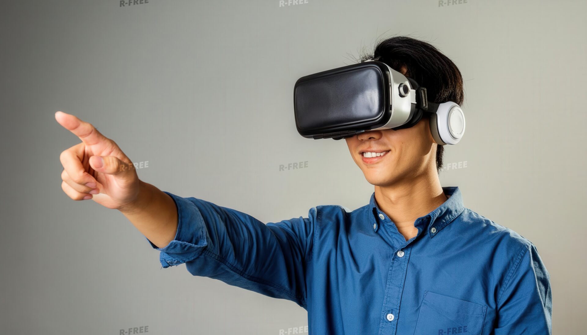 VRゴーグルを着用し指差しする男性