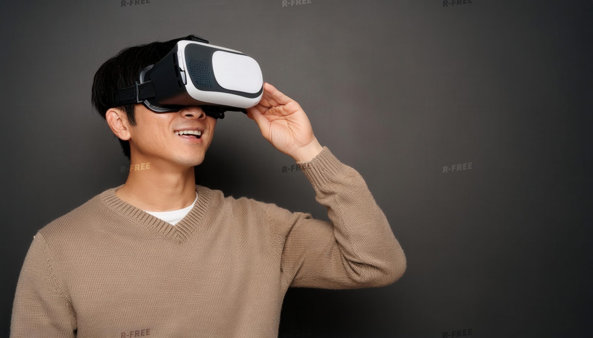 VRゴーグルを装着して微笑む男性