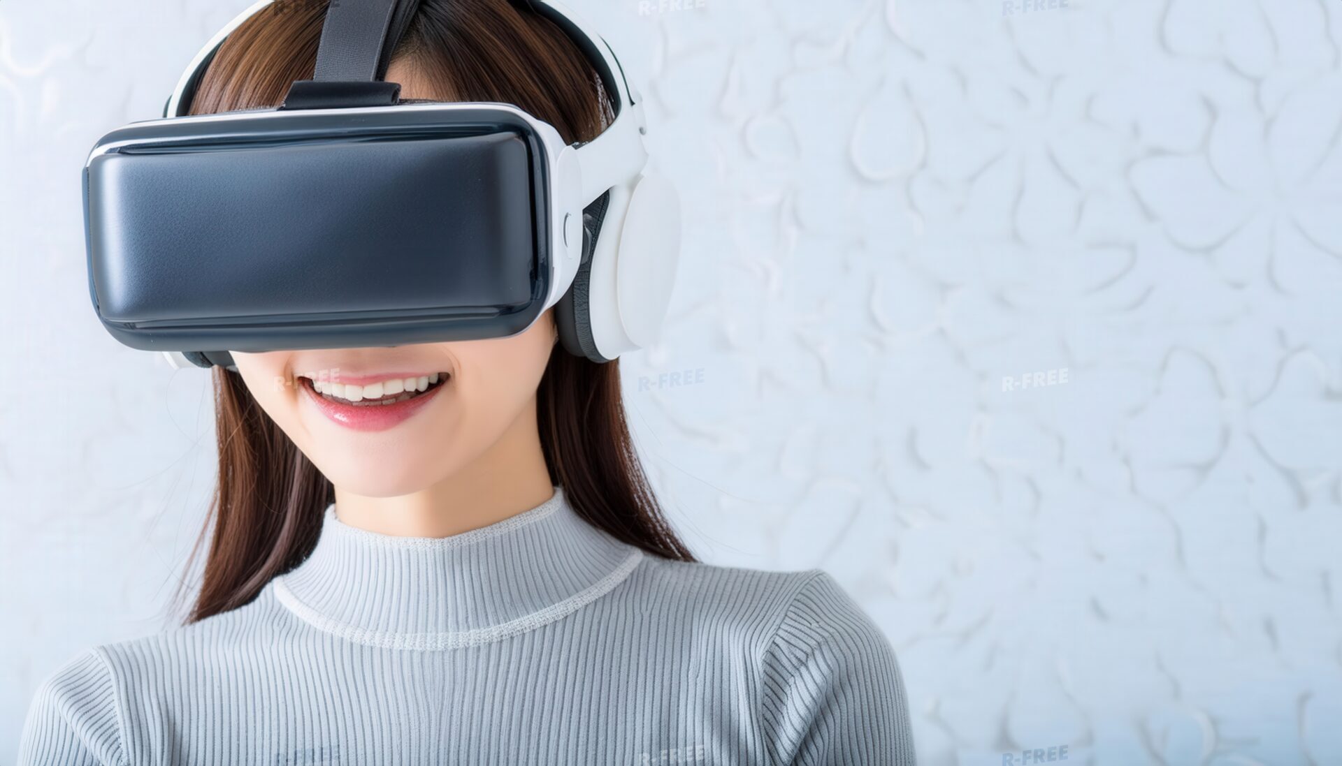 VRゴーグルを装着した笑顔の女性