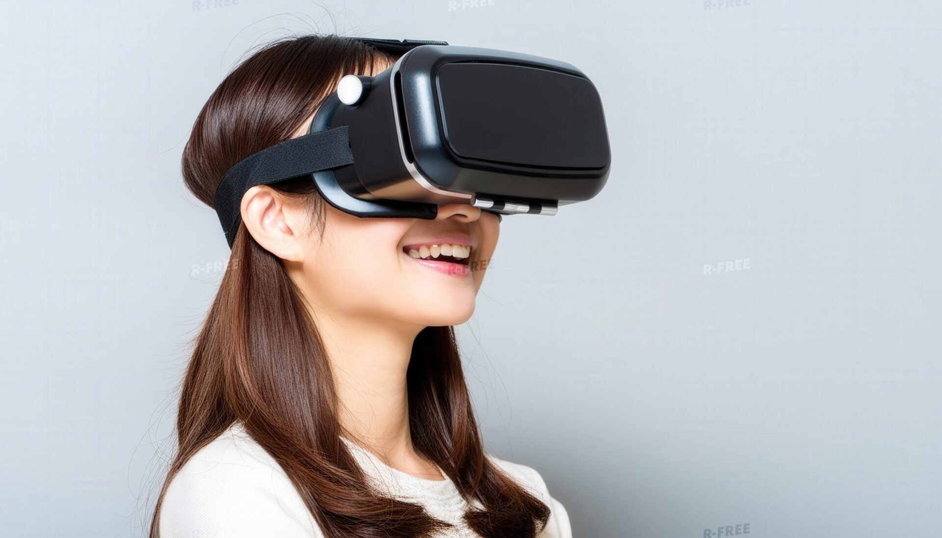 VRゴーグルを装着し横を向いて笑顔の女性