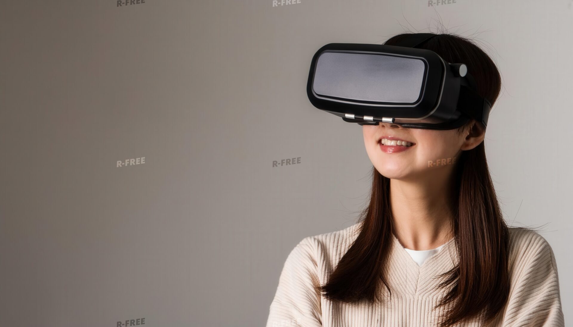 VRゴーグルを装着し微笑む女性