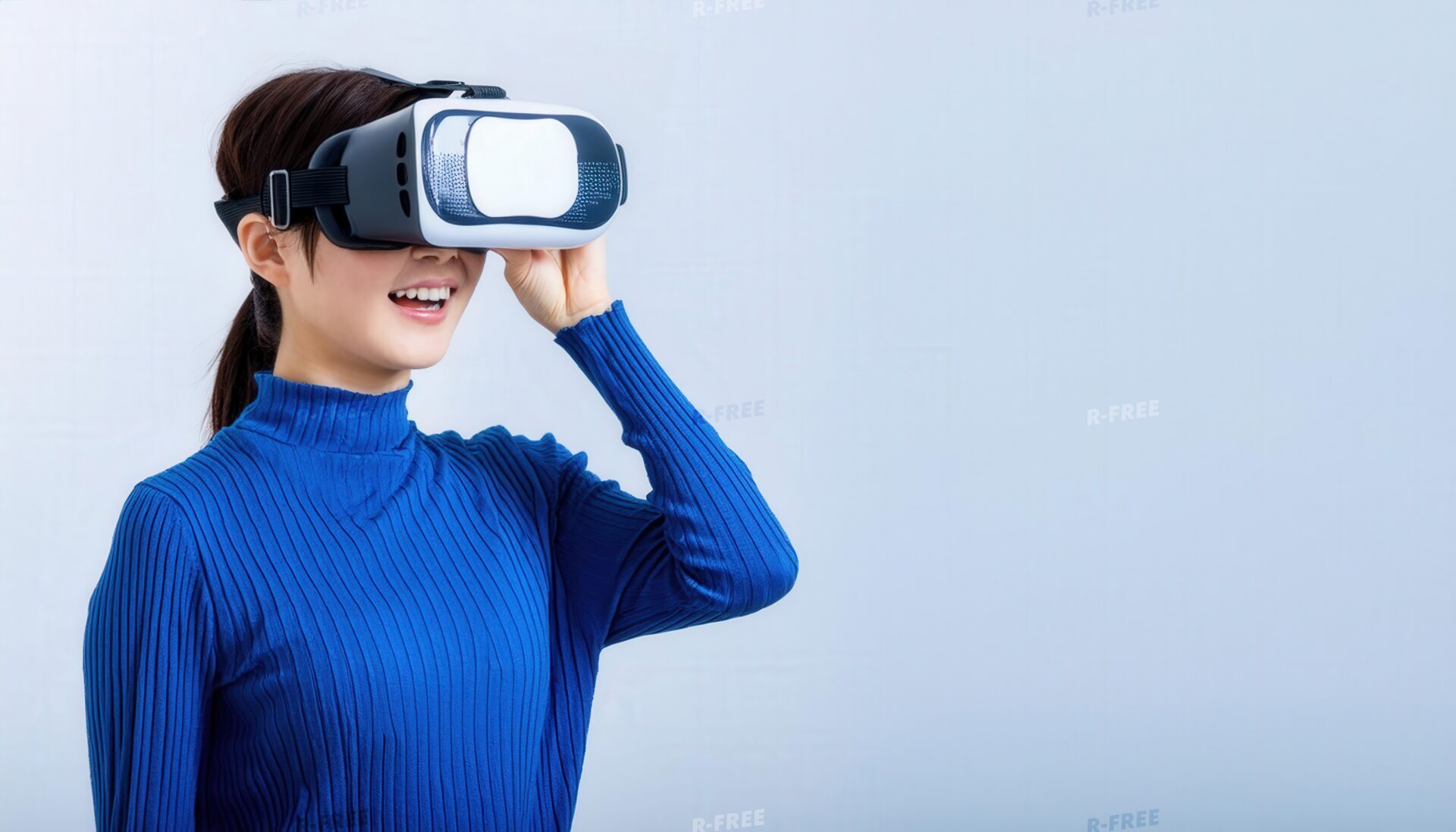 青い服でVRゴーグルを試す女性