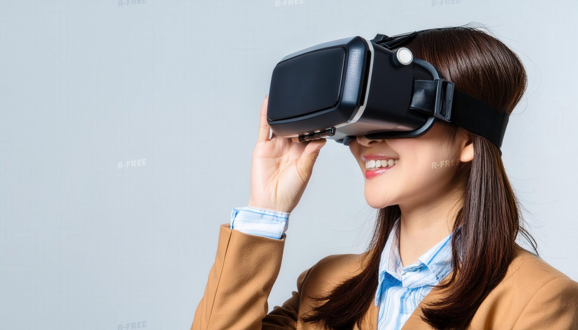 スーツ姿でVRゴーグルを使う笑顔の女性