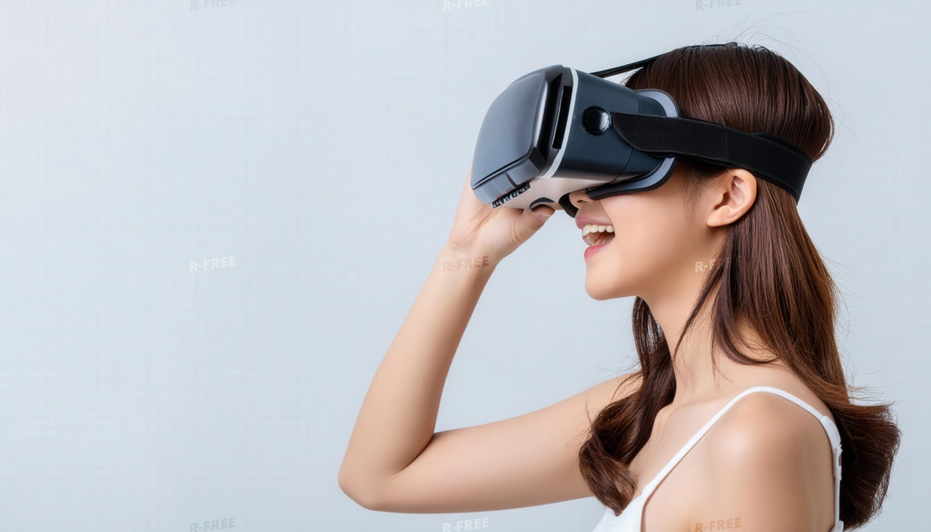 白い服でVRゴーグルを装着した女性